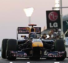 Der schnelle Red Bull in der Abendsonne der arabischen Wüste, wo auf dem Yas Marina Circuit in die Dunkelheit gefahren wird. Foto: L. Gorys/Auto-Reporter.NET 